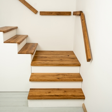 Stair tread Solid Oak Hardwood with overhang, 20 mm, Rustic grade, natural oiled